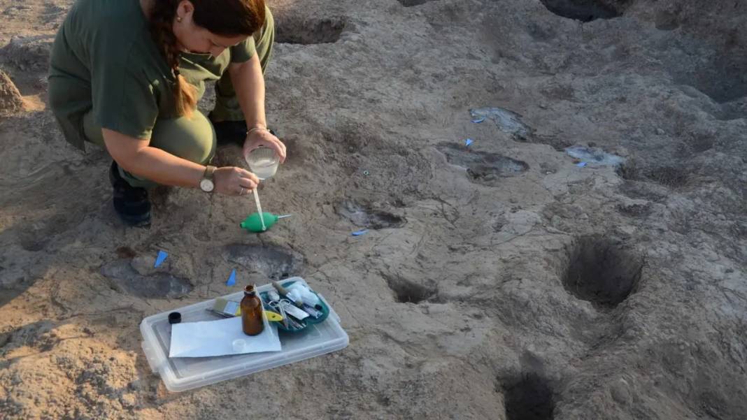 Hatay’da Zamanı Durduran Keşif! 7 Bin 200 Yıllık Ayak İzleri Bulundu 1